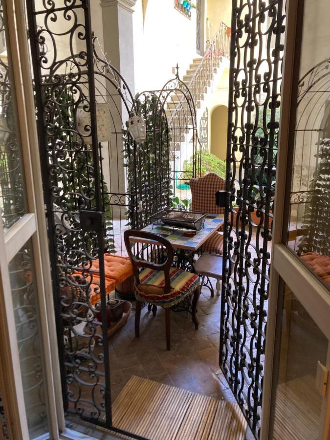 Hand Decorated House With Court Флоренция Екстериор снимка
